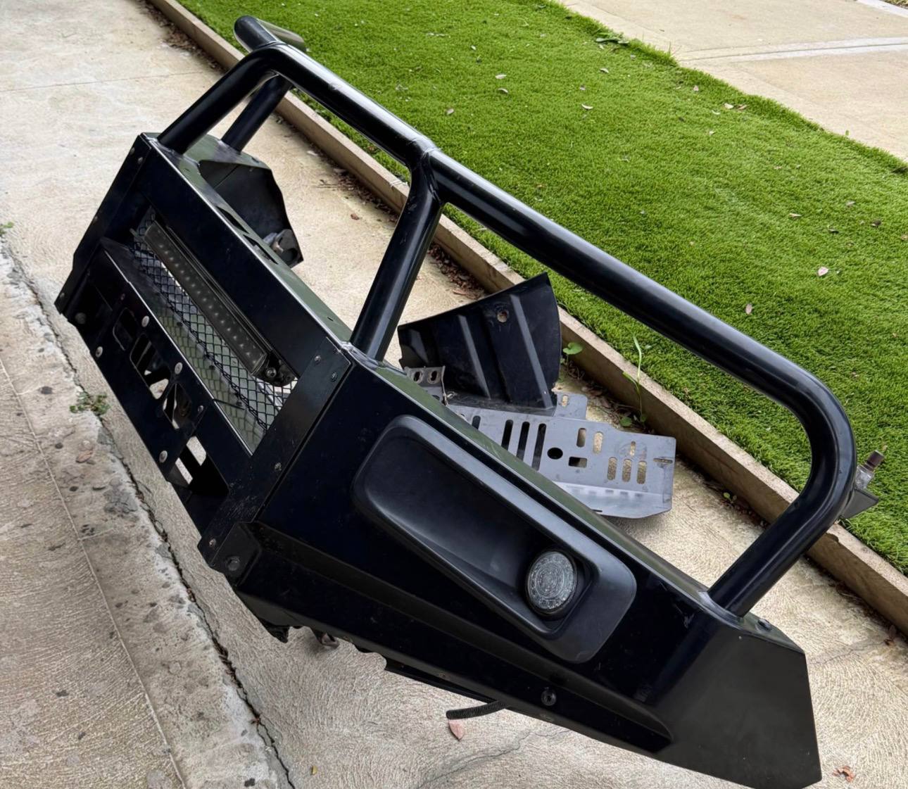 Heavy-Duty Aftermarket Steel Bull Bar for 2018 Isuzu D-MAX - Image 2